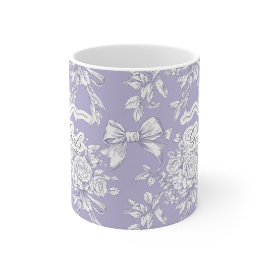 Lavendelfarbene Buchliebhaber-Tasse mit zarten Blumen und verspielter Aufschrift „Good Girls read naughty books“ – ideal für BookTok-Trend, Smut Queens und als stilvolles Coffee-Date-Accessoire.