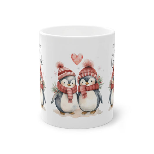 Feier die Liebe in der festlichen Jahreszeit mit unserer einzigartigen Pärchen-Weihnachtstasse, die mit dem zauberhaften Text Du bist mein schönstes Geschenk verziert ist. Diese Tasse ist nicht nur ein romantischer Begleiter für gemütliche Momente zu zweit, sondern auch das ideale Geschenk für deinen Partner / deine Partnerin.