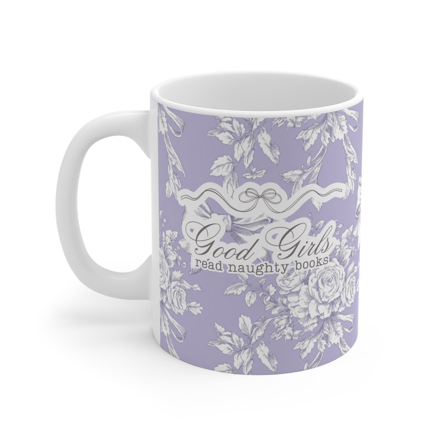 Lavendelfarbene Buchliebhaber-Tasse mit zarten Blumen und verspielter Aufschrift „Good Girls read naughty books“ – ideal für BookTok-Trend, Smut Queens und als stilvolles Coffee-Date-Accessoire.