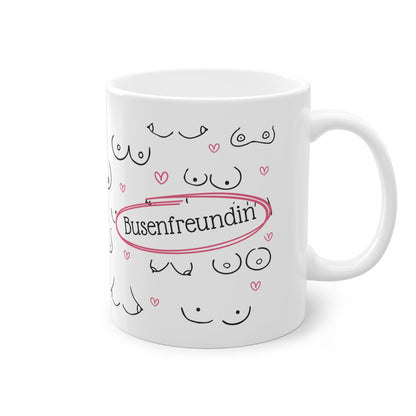Begib dich auf eine humorvolle Reise mit unserer Busenfreundin Tasse, die mit einem verspielten Brustmotiv und dem witzigen Text "Busenfreundin" verziert ist. 