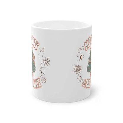 Tauche ein in die festliche Stimmung mit unserer entzückenden Weihnachtstasse für Catmoms, auf der eine verspielte Katze im geschmückten Weihnachtsbaum sitzt. 