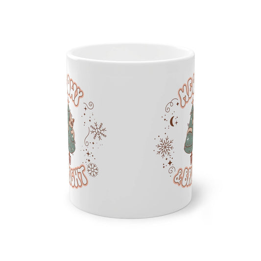 Tauche ein in die festliche Stimmung mit unserer entzückenden Weihnachtstasse für Catmoms, auf der eine verspielte Katze im geschmückten Weihnachtsbaum sitzt. 