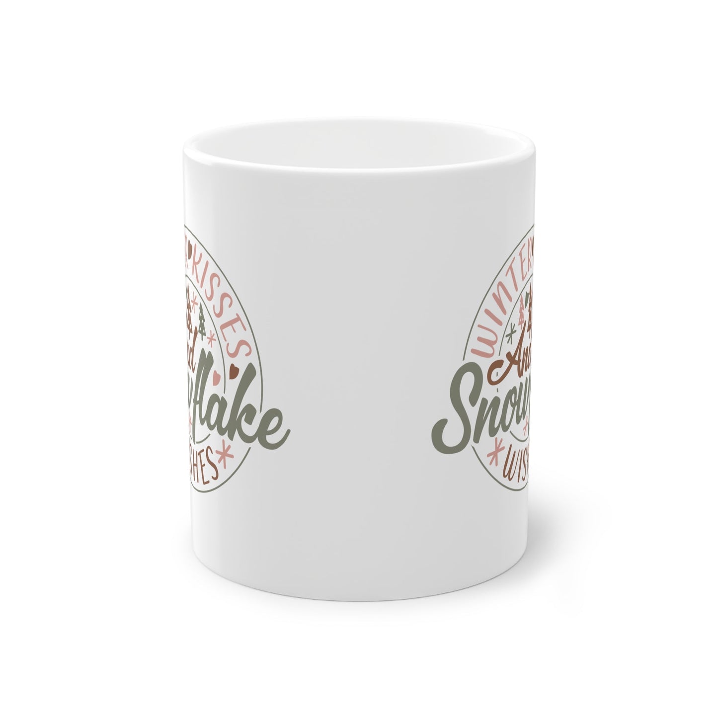 Entdecke unsere exklusive Tasse für Lieblingsmenschen mit dem bezaubernden Schriftzug "Winter Kisses and Snowflake Wishes". Ein zuckersüsses Geschenk zu Weihnachten