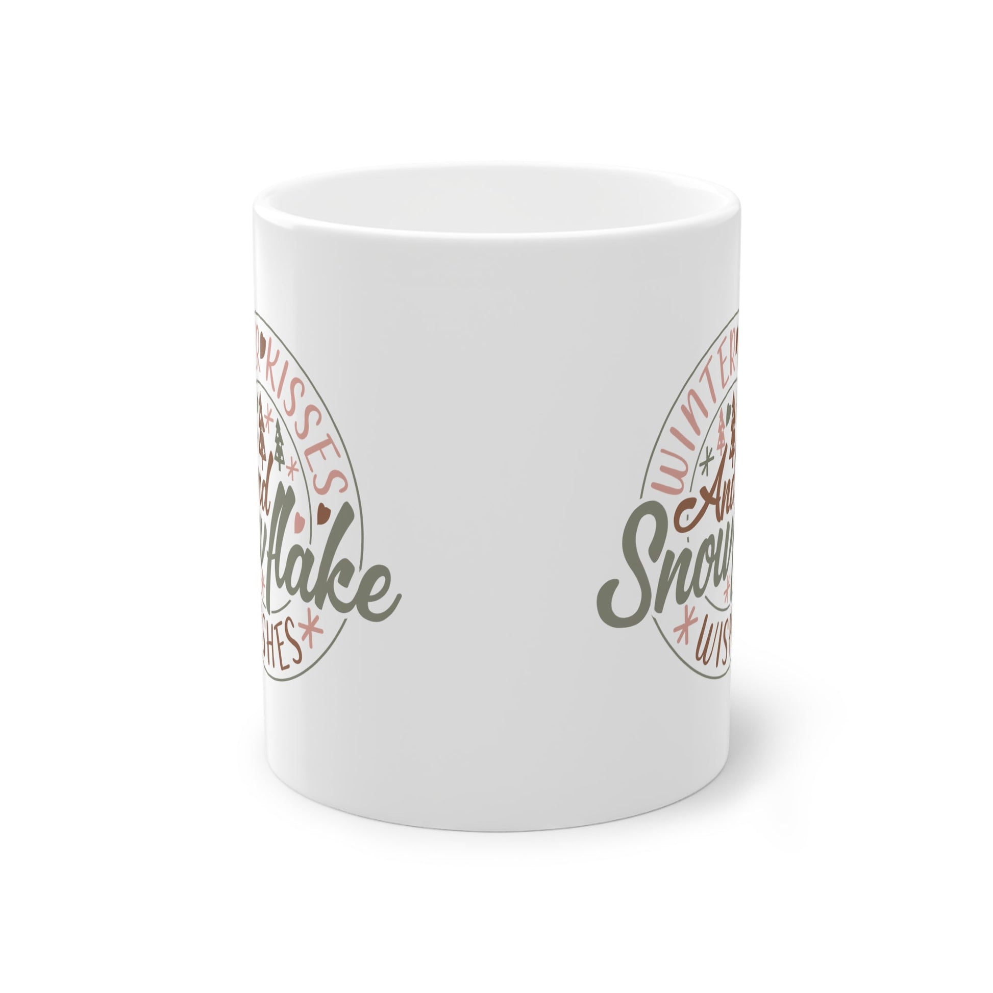 Entdecke unsere exklusive Tasse für Lieblingsmenschen mit dem bezaubernden Schriftzug "Winter Kisses and Snowflake Wishes". Ein zuckersüsses Geschenk zu Weihnachten