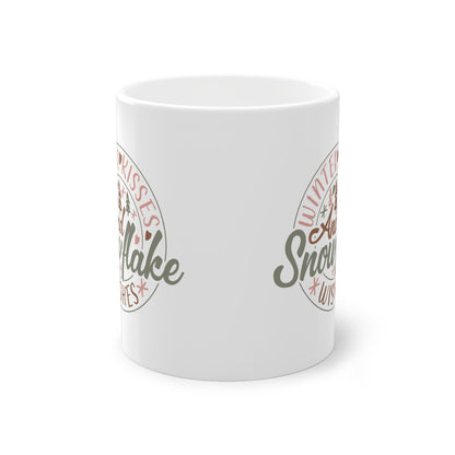 Entdecke unsere exklusive Tasse für Lieblingsmenschen mit dem bezaubernden Schriftzug "Winter Kisses and Snowflake Wishes". Ein zuckersüsses Geschenk zu Weihnachten