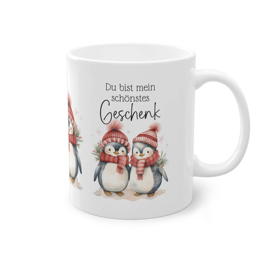 Feier die Liebe in der festlichen Jahreszeit mit unserer einzigartigen Pärchen-Weihnachtstasse, die mit dem zauberhaften Text Du bist mein schönstes Geschenk verziert ist. Diese Tasse ist nicht nur ein romantischer Begleiter für gemütliche Momente zu zweit, sondern auch das ideale Geschenk für deinen Partner / deine Partnerin.