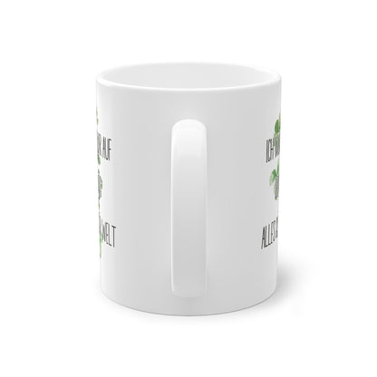 Geschenk zum Schulabschluss. Tasse verziert mit zarten Kleeblättern und dem herzlichen Text: "Ich wünsche dir auf deinem Weg alles Glück der Welt". Shoppe jetzt!