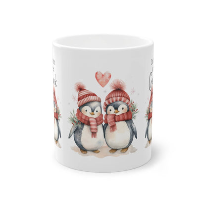 Feier die Liebe in der festlichen Jahreszeit mit unserer einzigartigen Pärchen-Weihnachtstasse, die mit dem zauberhaften Text Du bist mein schönstes Geschenk verziert ist. Diese Tasse ist nicht nur ein romantischer Begleiter für gemütliche Momente zu zweit, sondern auch das ideale Geschenk für deinen Partner / deine Partnerin.
