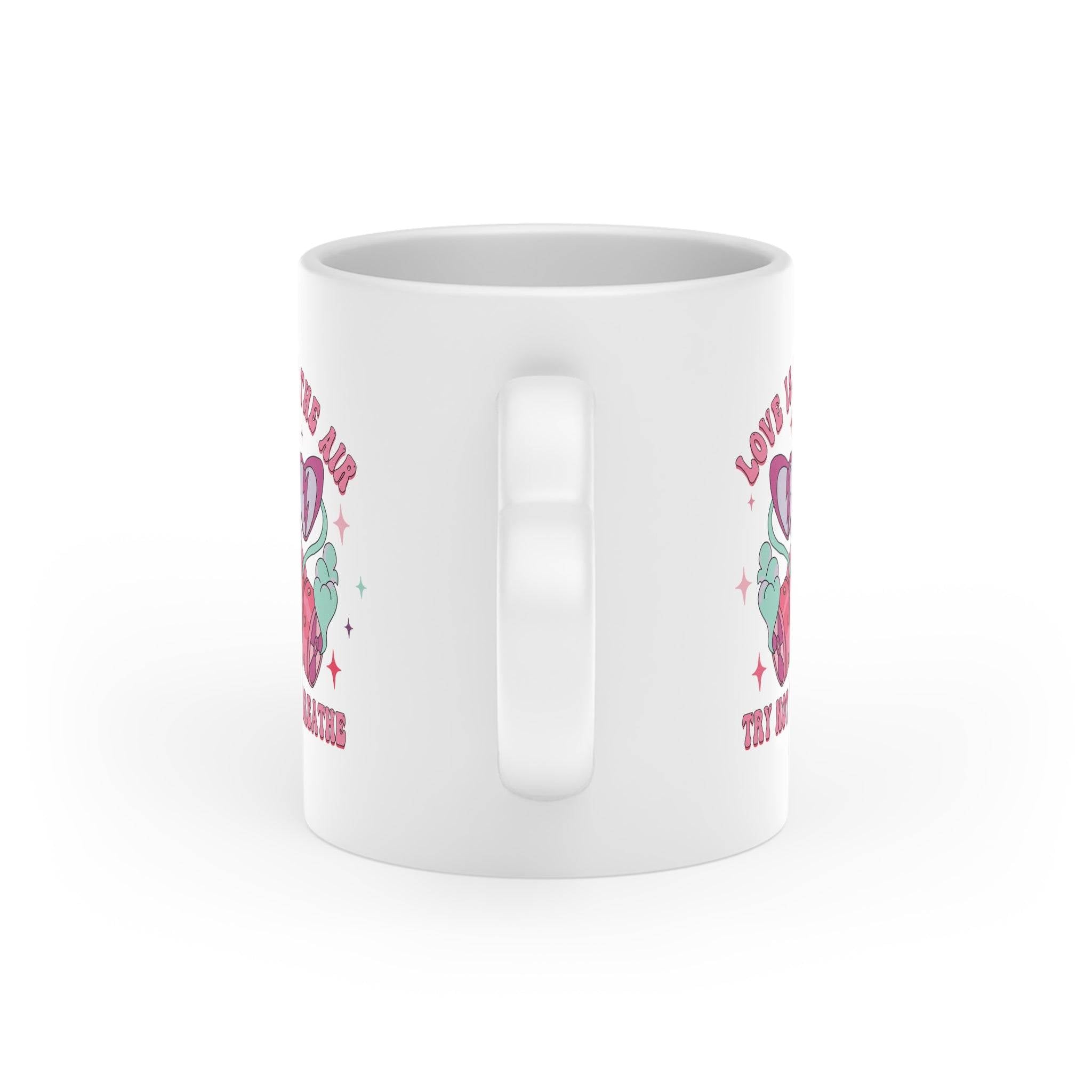 Trete dem 'Anti-Valentine's Club' bei und zeige deine rebellische Seite mit unserer Anti Valentinstag Tasse mit Herzgriff. Mit witzigen Print und Spruch.