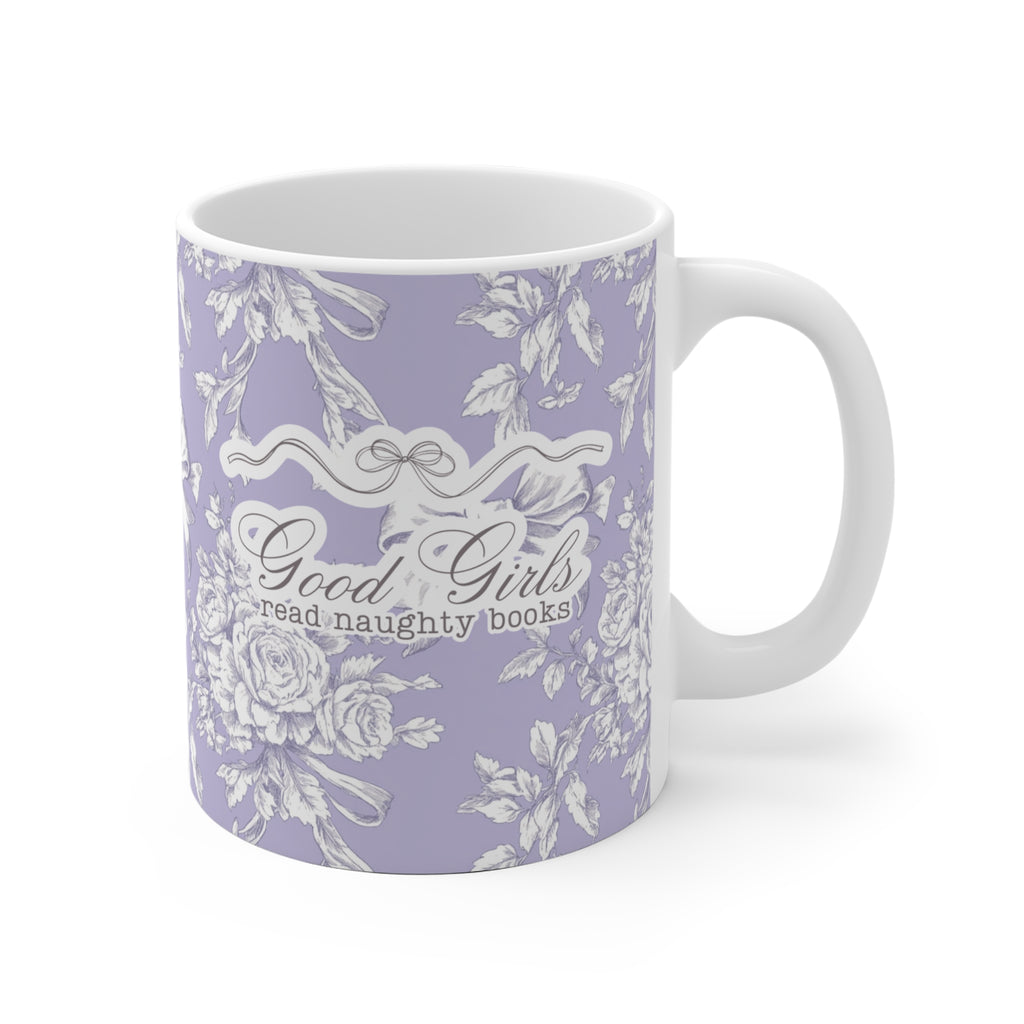 Lavendelfarbene Buchliebhaber-Tasse mit zarten Blumen und verspielter Aufschrift „Good Girls read naughty books“ – ideal für BookTok-Trend, Smut Queens und als stilvolles Coffee-Date-Accessoire.