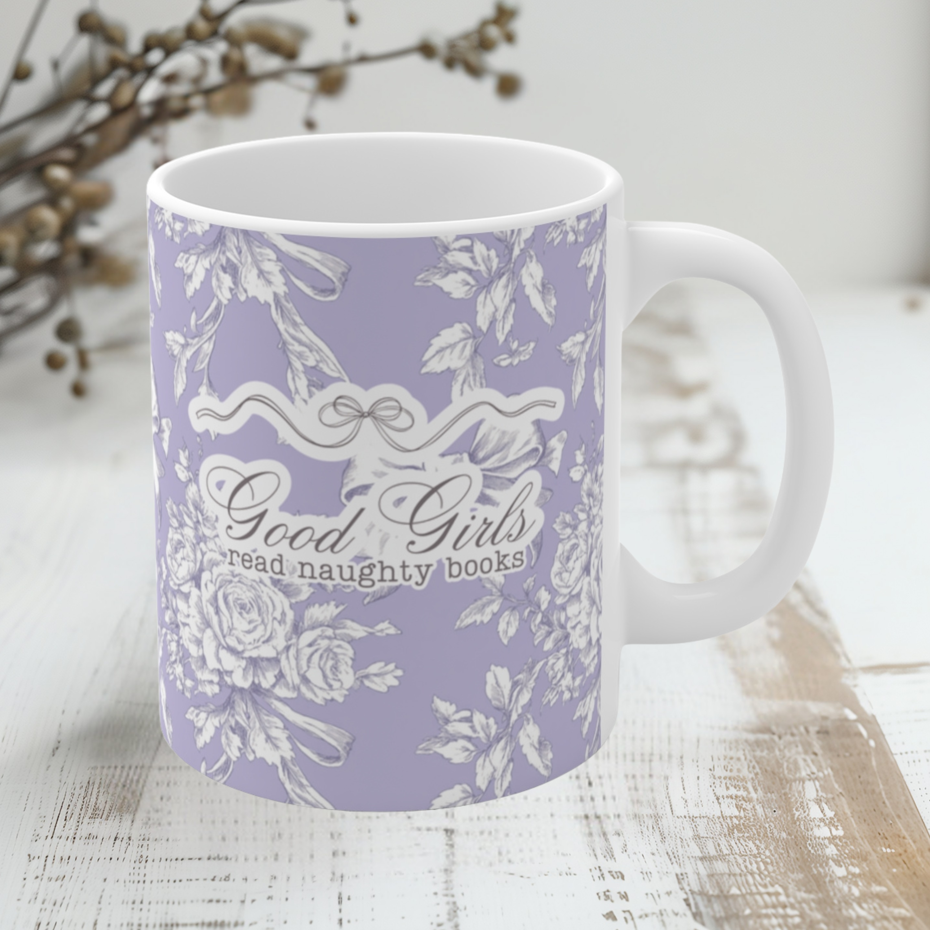 Lavendelfarbene Buchliebhaber-Tasse mit zarten Blumen und verspielter Aufschrift „Good Girls read naughty books“ – ideal für BookTok-Trend, Smut Queens und als stilvolles Coffee-Date-Accessoire.