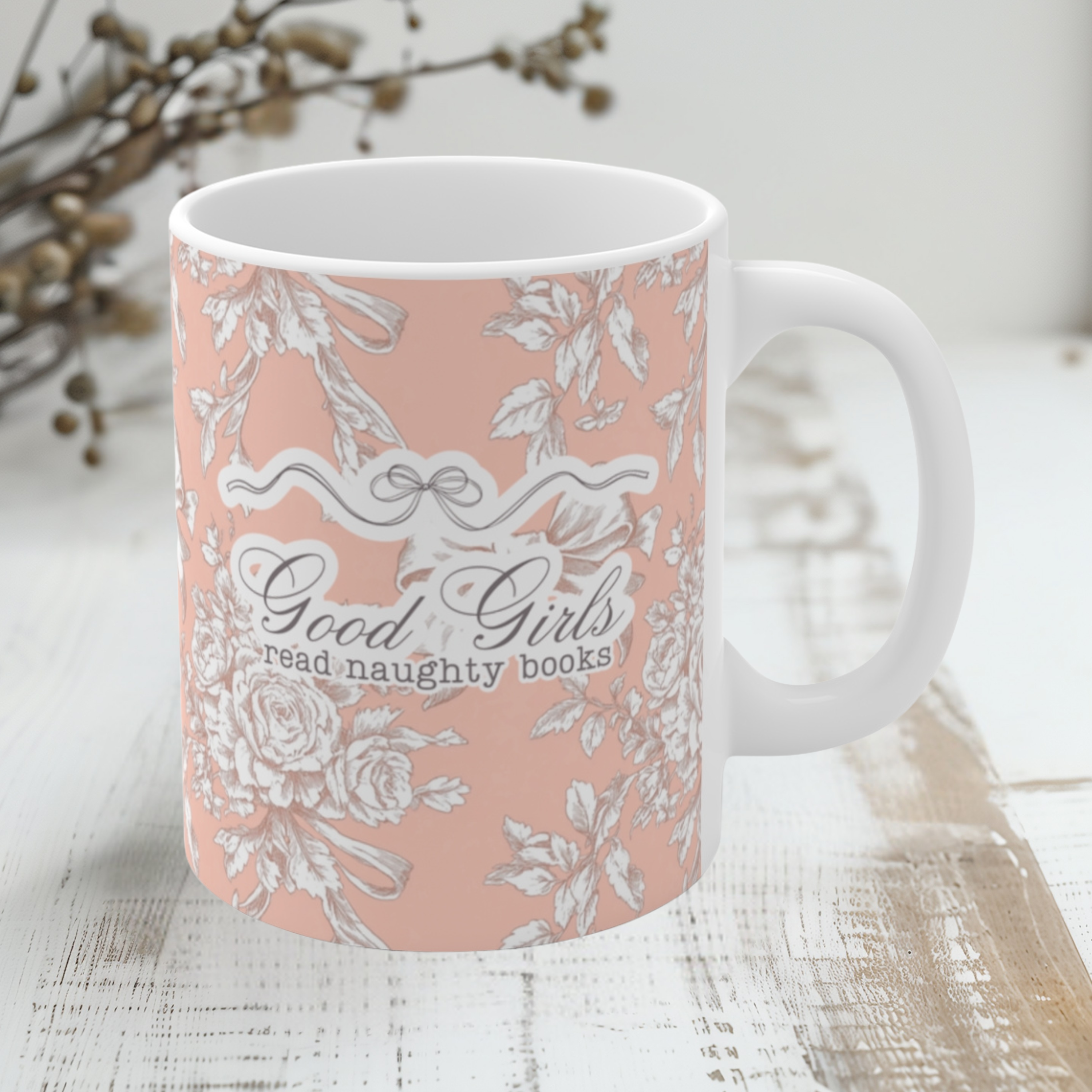 Ästhetische Keramiktasse in zartem Pfirsichton mit floraler Vintage-Optik und der Aufschrift „Good Girls read naughty books“ – perfektes Geschenk für BookTok-Fans, Romance-Reader und Smut-Liebhaberinnen.
