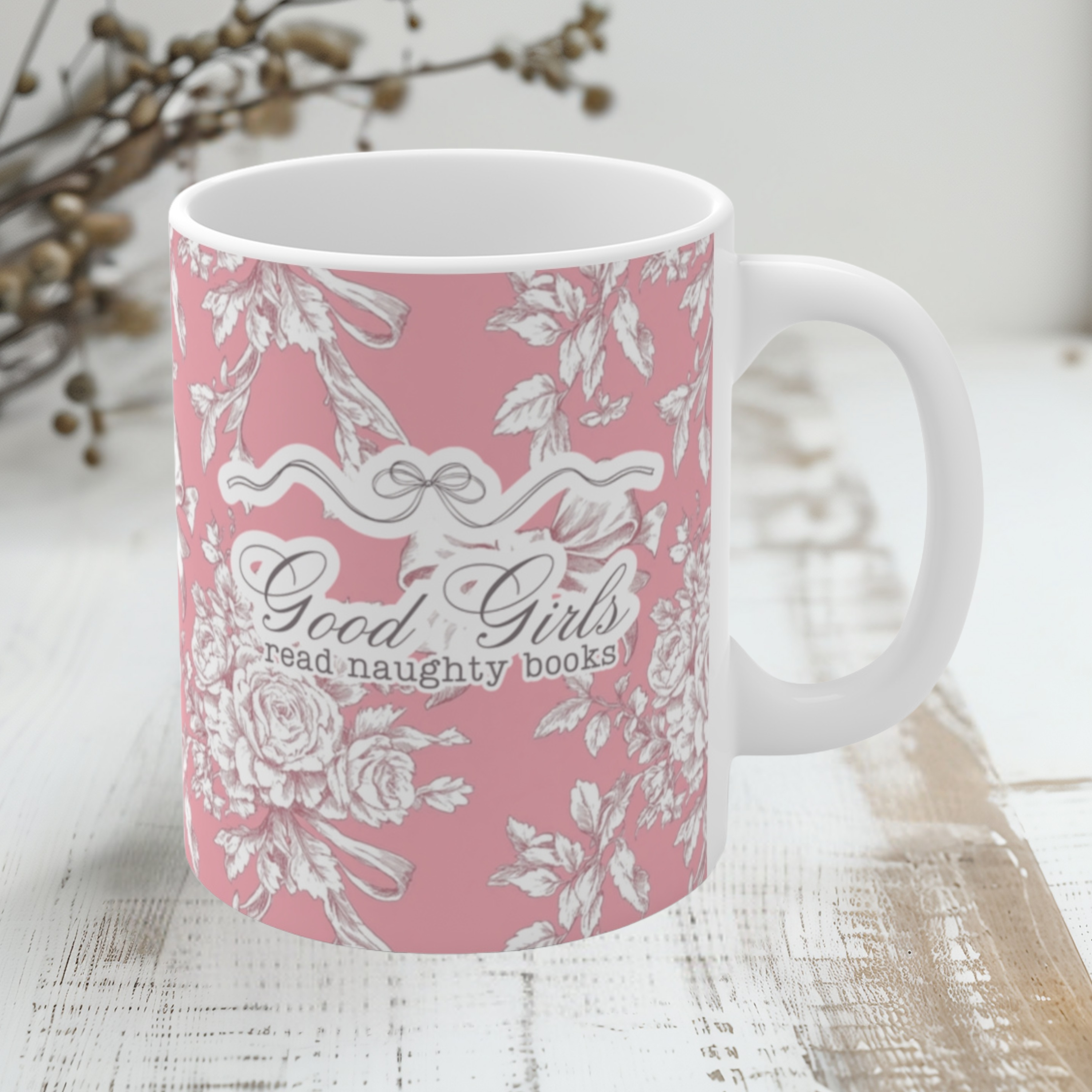 Romantisch-rosa Kaffeetasse mit floralem Muster und Statement „Good Girls read naughty books“ – trendiges Geschenk für Leserinnen von Dark Romance, BookTok-Hits und spicy Büchern.
