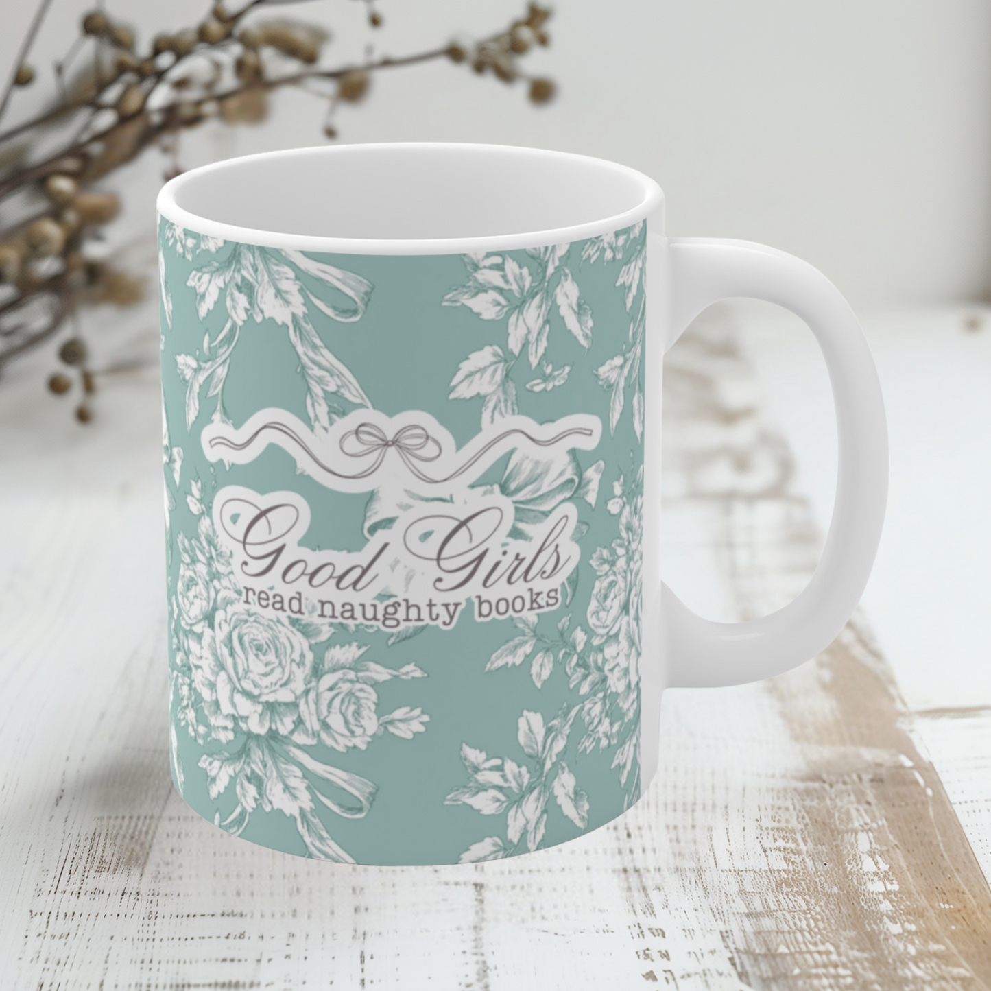 Mintfarbene Tasse mit romantischem Blumenmuster und dem frechen Spruch „Good Girls read naughty books“ – humorvolle Geschenkidee für Leserinnen von spicy Büchern und Fantasy Romance.