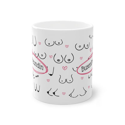 Begib dich auf eine humorvolle Reise mit unserer Busenfreundin Tasse, die mit einem verspielten Brustmotiv und dem witzigen Text "Busenfreundin" verziert ist. 