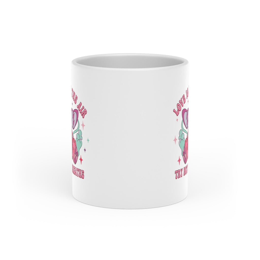 Trete dem 'Anti-Valentine's Club' bei und zeige deine rebellische Seite mit unserer Anti Valentinstag Tasse mit Herzgriff. Mit witzigen Print und Spruch.