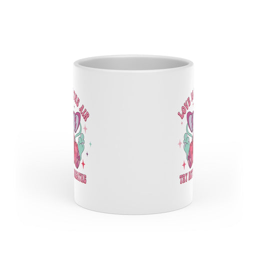 Trete dem 'Anti-Valentine's Club' bei und zeige deine rebellische Seite mit unserer Anti Valentinstag Tasse mit Herzgriff. Mit witzigen Print und Spruch.