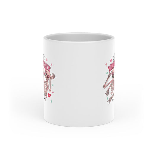 Trete dem 'Anti-Valentine's Club' bei und zeige deine rebellische Seite mit unserer Anti Valentinstag Tasse mit Herzgriff. Mit witzigen Print und Spruch.
