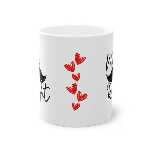 mitte der Tasse mit roten Herzen